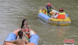 参与者吃瓜,参与者共享美味瓜果，共享欢乐时光