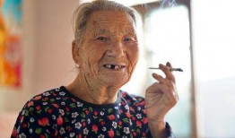 吃瓜搞笑老奶奶图片,太可爱了！