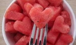 汉子吃瓜,揭秘“吃瓜群众”背后的文化现象