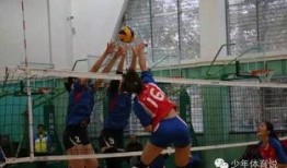 大学生打排球吃瓜,学子挥汗吃瓜，青春活力无限