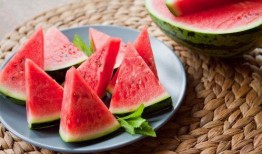 摆小板凳吃瓜,夏日纳凉新风尚