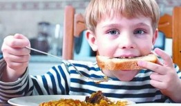 婴儿摔地上吃瓜,一场关于瓜果的意外“美食之旅”