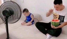 电风扇吃瓜拍照,电风扇下的夏日吃瓜拍照新风尚