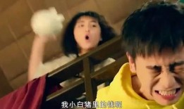 哥哥与妹妹吃瓜,共享夏日清凉时光